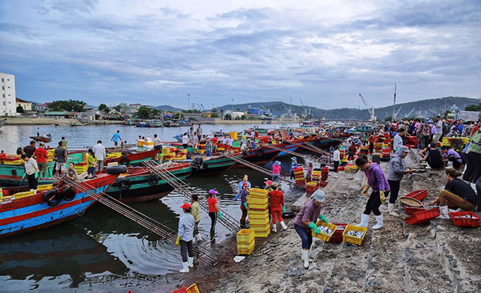 Khung cảnh nhộn nhịp ở làng chài Nghi Thủy. Ảnh: Sưu tầm