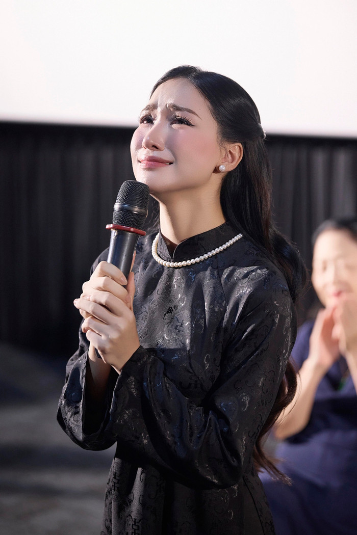 Hòa Minzy nhớ lại 1 năm trước, khi cô ra mắt MV Nỗi Đau Giữa Hòa Bình cũng là lúc ông qua đời.