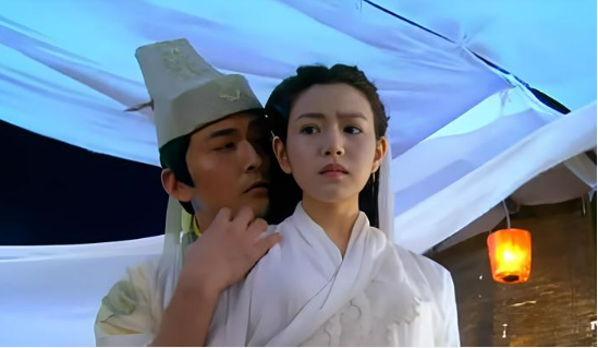 Tiểu Long Nữ trong phim Kim Dung bị Doãn Chí Bình điểm huyệt bất động.