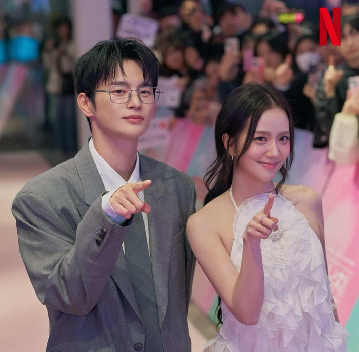Ra mắt năm 2026 trên Netflix, Bạn Trai Theo Yêu Cầu mang đến màu sắc mới cho dòng phim lãng mạn chữa lành khi kết hợp yếu tố khoa học viễn tưởng. Nhân vật Seo Mi-rae là một nhà sản xuất truyện tranh mạng luôn kiệt sức vì công việc và gần như không còn thời gian dành cho chuyện tình cảm. Cô tìm đến một ứng dụng hẹn hò thực tế ảo, nơi có thể trải nghiệm những mối tình được thiết kế theo hình mẫu lý tưởng. Tuy nhiên, khi ranh giới giữa thế giới ảo và đời thực dần bị xóa nhòa, Mi-rae phải nhìn lại những mong muốn thật sự của mình trong tình yêu.