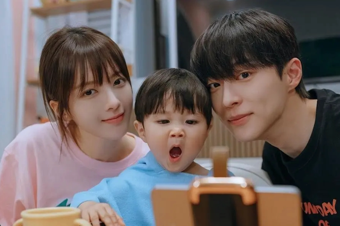 Ra mắt năm 2026, Trao Em Cả Vũ Trụ xoay quanh Sun Tae-hyung và Woo Hyun-jin, hai con người vốn không có nhiều thiện cảm dành cho nhau. Sau một biến cố nghiêm trọng khiến người thân qua đời, cả hai bất đắc dĩ phải sống chung để chăm sóc cậu bé Woo Joo. Từ những người xa lạ, họ dần trở thành chỗ dựa của nhau và cùng đứa trẻ xây dựng một mái ấm mới. Quá trình ấy giúp hai nhân vật từng bước đối diện với tổn thương, học cách sẻ chia và mở lòng trước tình cảm. Đây cũng là điểm khiến bộ phim mang màu sắc chữa lành rõ nét.
