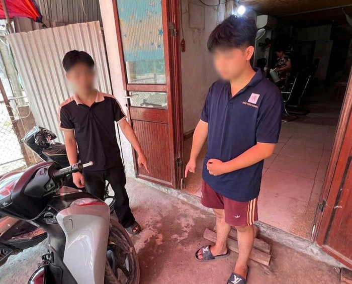 Các đối tượng tái hiện lại hành vi trộm cắp. Ảnh: Công an xã Dân Hòa