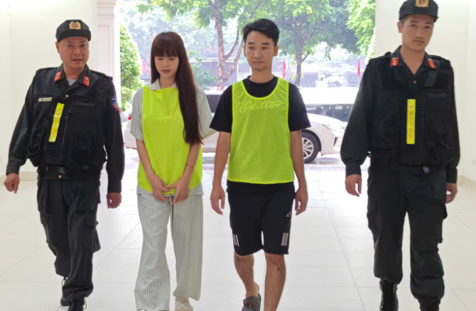 Vợ chồng Nguyễn Thị Hương tại cơ quan điều tra.
