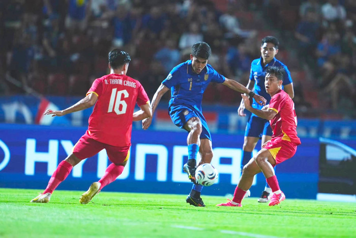 Thất bại 0-2 trước tuyển Việt Nam ngay trên sân Rajamangala ở trận chung kết lượt đi AFF Cup 2026 đã khiến nhiều cổ động viên Thái Lan không giấu được sự thất vọng. Ảnh: FAT