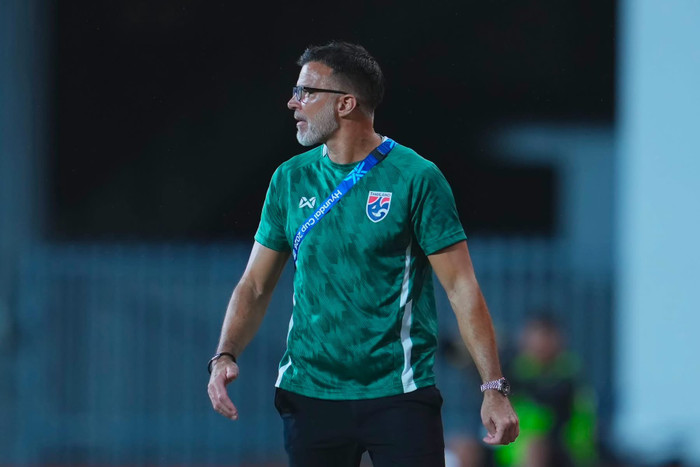 Dù tuyển Thái Lan thua 0-2 trước Việt Nam ở trận chung kết lượt đi AFF Cup 2026, HLV Anthony Hudson khẳng định cuộc đua vô địch vẫn chưa kết thúc. Ảnh: FAT