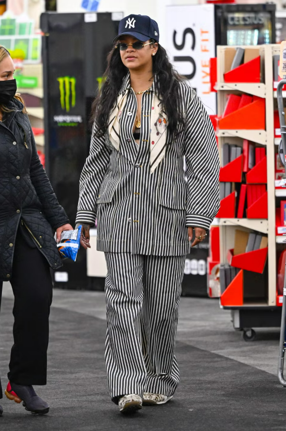Rihanna nâng tầm đồ ngủ kẻ sọc thành trang phục xuống phố. Ảnh: Getty Images