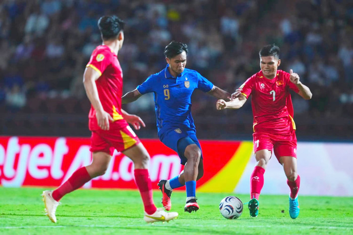 Thất bại 0-2 trước tuyển Việt Nam ở trận chung kết lượt đi AFF Cup 2026 không chỉ khiến người hâm mộ Thái Lan thất vọng, mà còn làm dấy lên nhiều tranh luận về chất lượng hàng công. Ảnh: FAT
