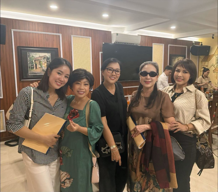 Lê Phương chia sẻ bức ảnh cùng nhiều nghệ sĩ gạo cội trong showbiz. Ảnh: FBNV