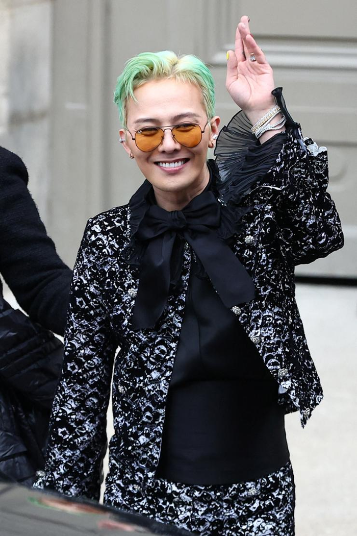 G-Dragon giải thích thêm rằng anh vẫn có thể đến ngân hàng và trao đổi trực tiếp với nhân viên để xử lý công việc.
