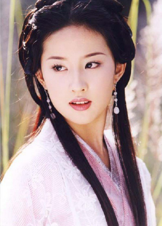 Vương Ngữ Yên được Kim Dung xây dựng như một trong những tuyệt sắc giai nhân nổi bật nhất tác phẩm. Nàng có dung mạo thanh tú, khí chất thoát tục và vẻ đẹp khiến Đoàn Dự ngay từ lần đầu gặp mặt đã say mê. Điều đặc biệt ở Vương Ngữ Yên là nàng gần như không cần phô diễn võ công để tạo sức hút. Nàng dành phần lớn thời gian nghiên cứu các môn võ thuật, thuộc lòng chiêu thức của nhiều môn phái dù bản thân không phải cao thủ thực chiến. Đoàn Dự từng mê mẩn Vương Ngữ Yên đến mức luôn tìm cách đi theo và bảo vệ nàng. Tuy nhiên, trái tim nàng lại hướng về Mộ Dung Phục, khiến tình cảm của Đoàn Dự trong phần lớn câu chuyện trở thành mối tình đơn phương đầy day dứt.