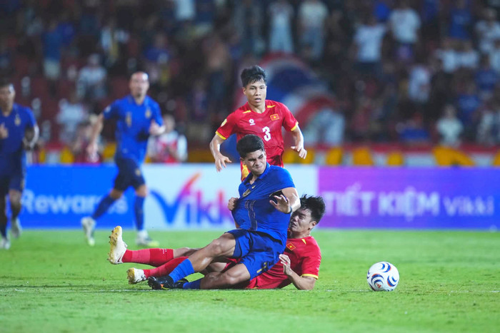 Tuyển Việt Nam thắng 2-0 trên đất Thái, nhưng HLV Kim Sang Sik thừa nhận đội nhà có thể thủng lưới ba lần. Ảnh: FAT