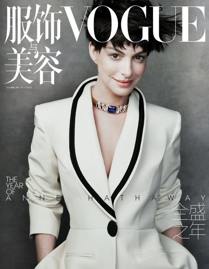 Anne Hathaway xuất hiện trên trang bìa số tháng 9 của Vogue China.