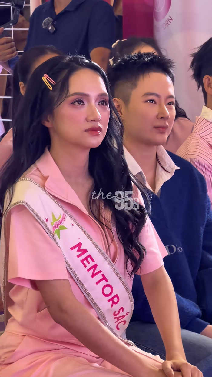Khung hình chung của Hương Giang và Angela Phương Trinh đang 'gây sốt' mạng xã hội. Ảnh chụp màn hình TikTok The 95s.