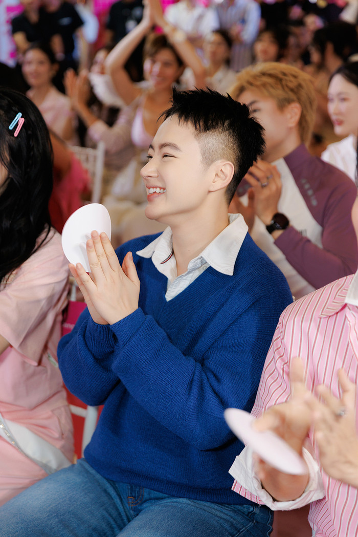Một bên là Hương Giang với vẻ ngoài sắc sảo, quyến rũ, bên còn lại là Angela Phương Trinh mang diện mạo mới mẻ, có phần cá tính với mái tóc ngắn.&nbsp;