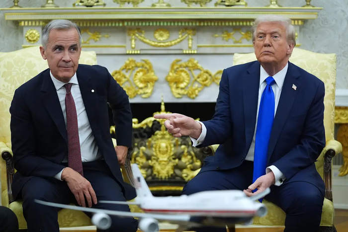 Tổng thống Donald Trump và Thủ tướng Canada Mark Carney gặp nhau tại Phòng Bầu dục của Nhà Trắng (Ảnh: AP/Evan Vucci).