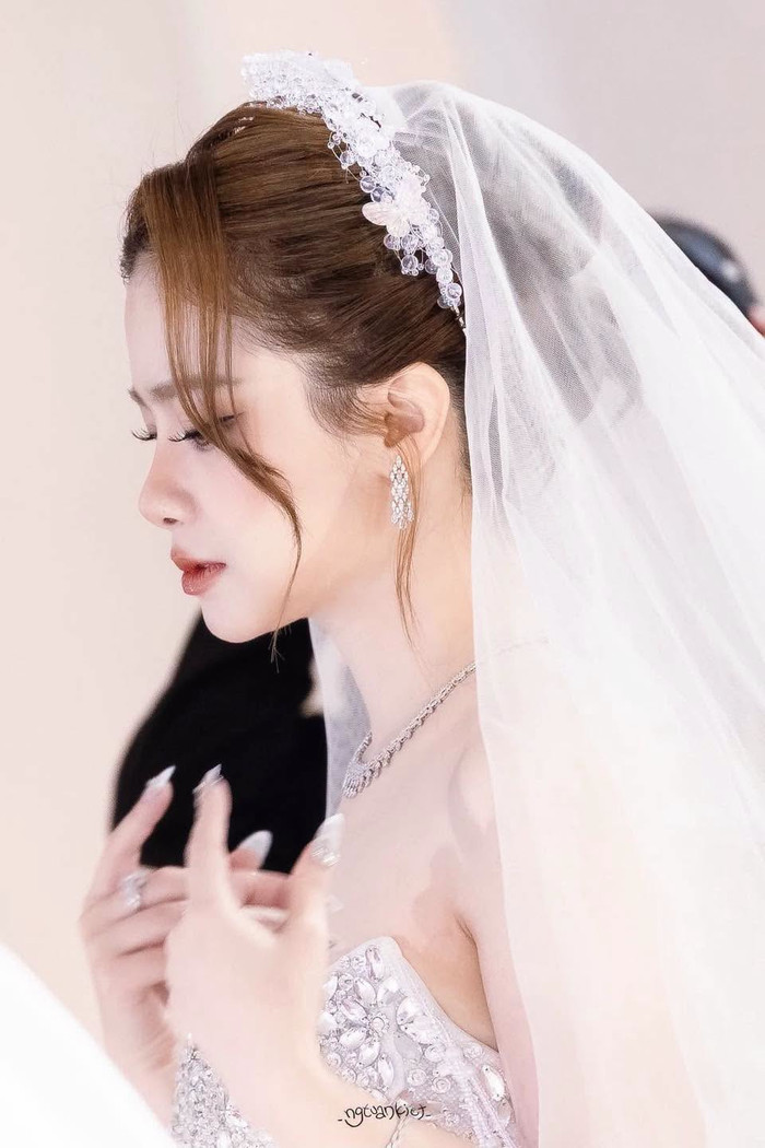 Tạo hình cô dâu của Dương Hoàng Yến. Ảnh: FBNV