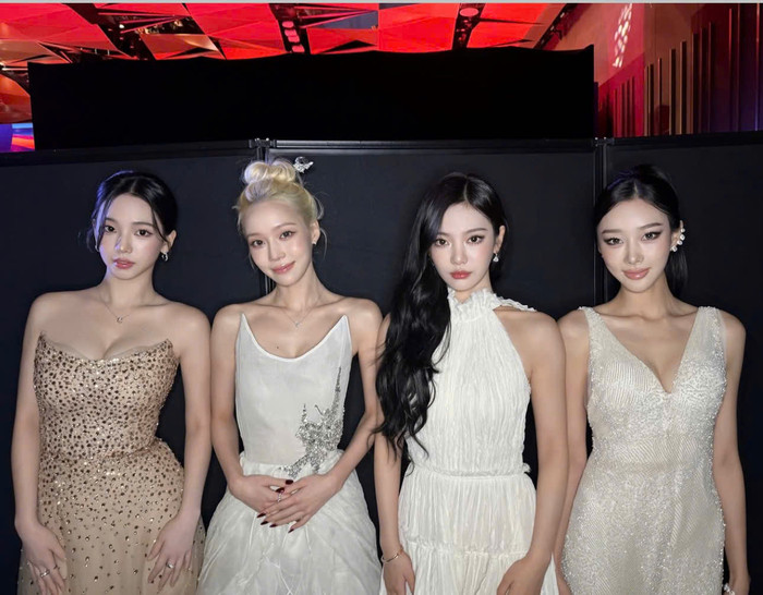 Karina diện váy ánh kim (ngoài cùng bên trái). Ảnh: Instagram aespa