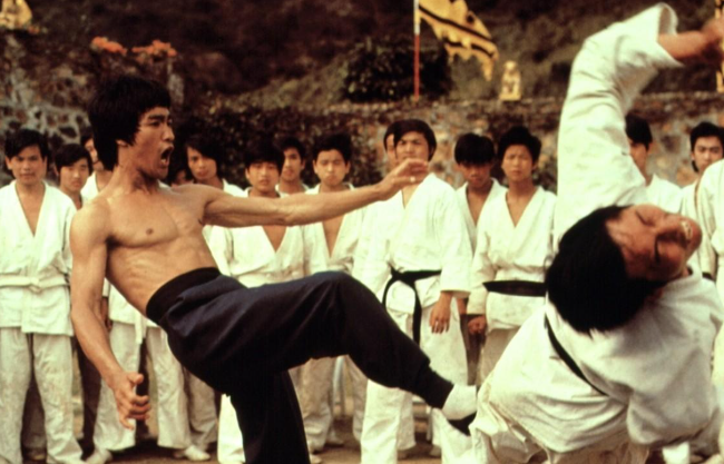 Lý Tiểu Long trong Long Tranh Hổ Đấu, bộ phim đưa tên tuổi ông đến gần hơn với khán giả quốc tế.