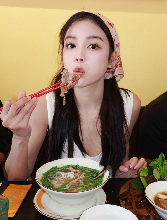 Engfa Waraha đến Việt Nam du lịch.
