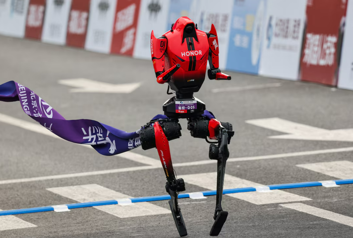 Robot hình người Lightning của hãng Honor vượt qua vạch đích của giải bán marathon E-Town Bắc Kinh lần thứ hai và giải bán marathon robot hình người tại Bắc Kinh, Trung Quốc. Ảnh: Reuters