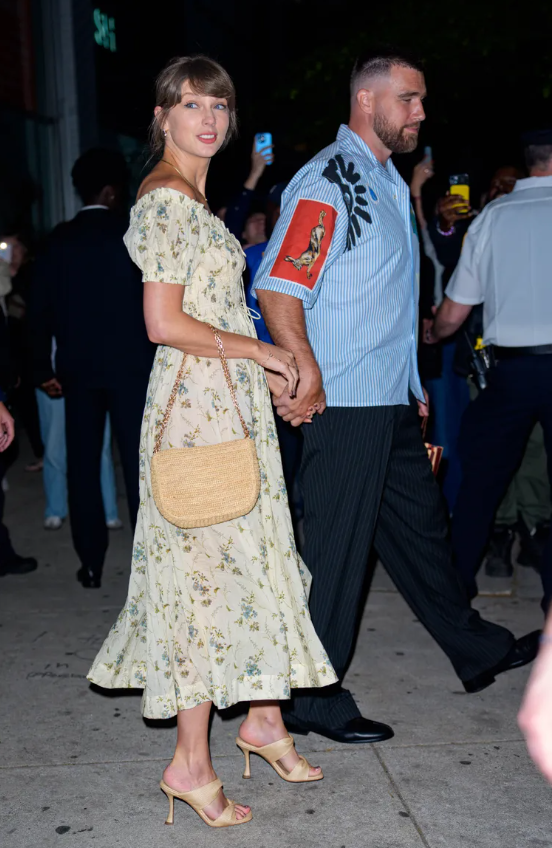 Taylor Swift diện váy hoa xuống phố hẹn hò cùng Travis Kelce. Ảnh: Getty Images