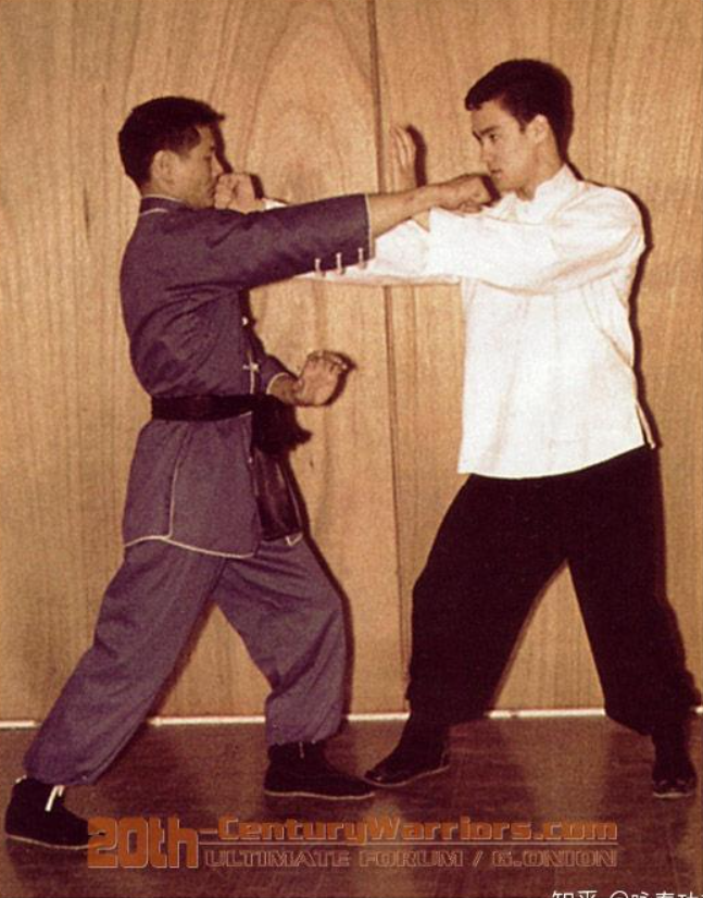 Lý Tiểu Long từng trải qua giai đoạn thất vọng với khả năng võ thuật của bản thân, trái ngược hình ảnh gần như bất khả chiến bại trên màn ảnh.