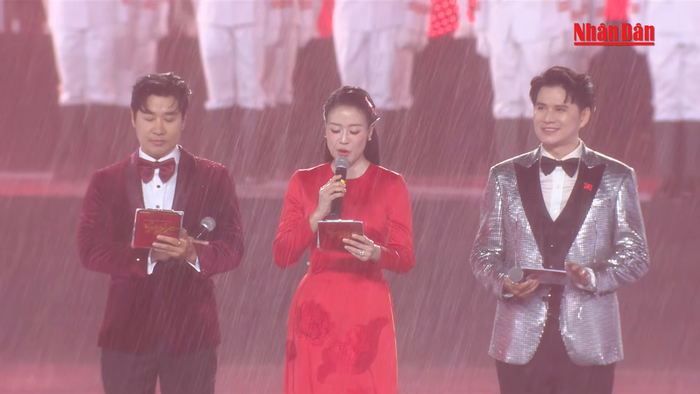 40.000 khán giả đội mưa, khoảnh khắc tại 'concert quốc gia' khiến nhiều người xúc động Ảnh 8