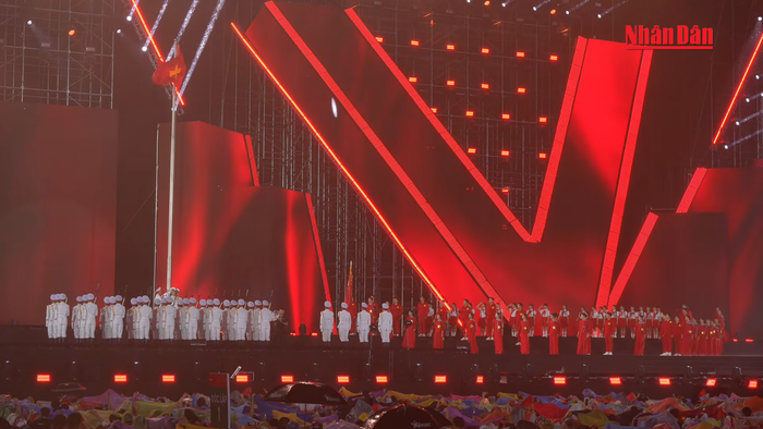 40.000 khán giả đội mưa, khoảnh khắc tại 'concert quốc gia' khiến nhiều người xúc động Ảnh 4