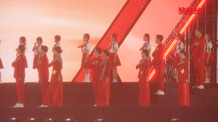 40.000 khán giả đội mưa, khoảnh khắc tại 'concert quốc gia' khiến nhiều người xúc động Ảnh 2