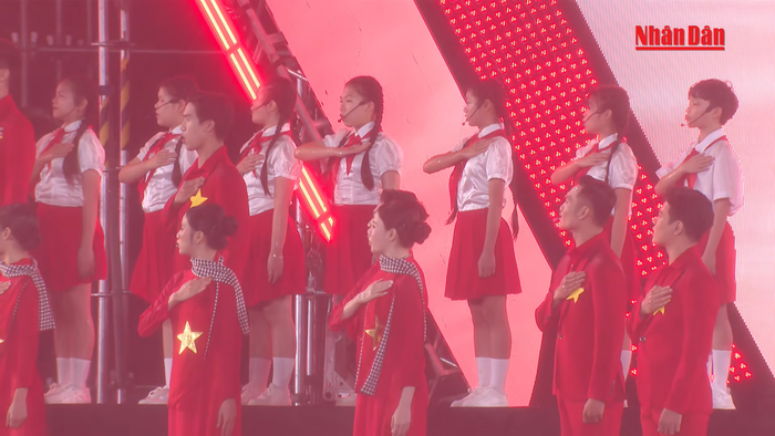 40.000 khán giả đội mưa, khoảnh khắc tại 'concert quốc gia' khiến nhiều người xúc động Ảnh 3