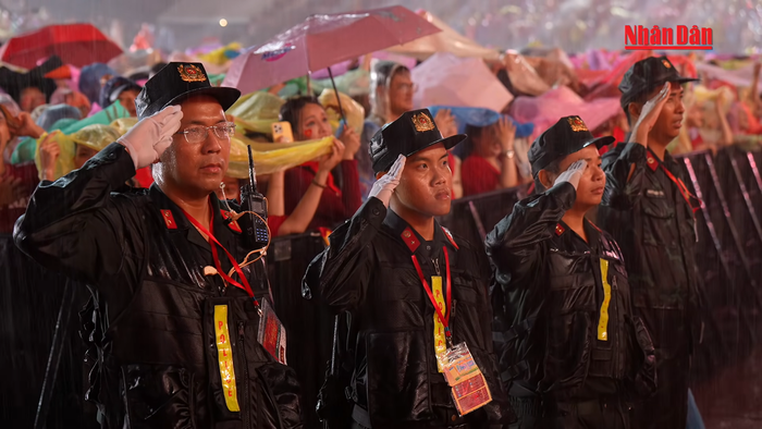 40.000 khán giả đội mưa, khoảnh khắc tại 'concert quốc gia' khiến nhiều người xúc động Ảnh 7