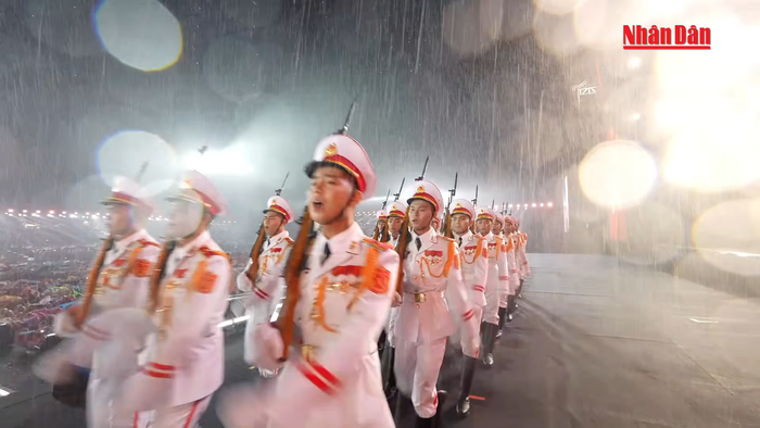 40.000 khán giả đội mưa, khoảnh khắc tại 'concert quốc gia' khiến nhiều người xúc động Ảnh 5