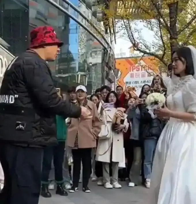Cô gái mặc váy cưới cầu hôn bạn trai sau 10 năm, người đàn ông nói một câu rồi bỏ đi Ảnh 5
