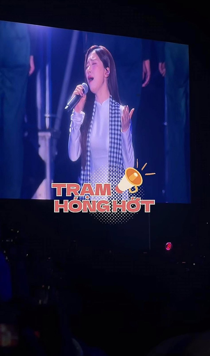 Hòa Minzy gây xúc động khi trình diễn Nỗi Đau Giữa Hòa Bình tại chương trình Tổ Quốc Trong Tim. (Ảnh chụp màn hình từ TikTok Trạm Hóng Hớt)