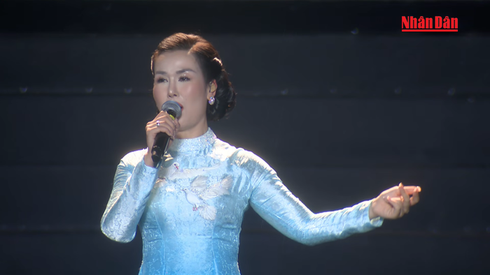Võ Hạ Trâm 'dát vàng lỗ tai' 40.000 khán giả tại concert Tổ Quốc Trong Tim Ảnh 3