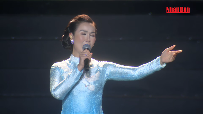 Võ Hạ Trâm 'dát vàng lỗ tai' 40.000 khán giả tại concert Tổ Quốc Trong Tim Ảnh 2