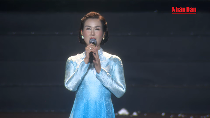 Võ Hạ Trâm 'dát vàng lỗ tai' 40.000 khán giả tại concert Tổ Quốc Trong Tim Ảnh 1