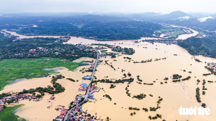 Do mưa lớn từ chiều tối 22-8, lũ từ các vùng cao đổ về thung lũng Thất Khê - Ảnh: HIẾU LÊ&nbsp;