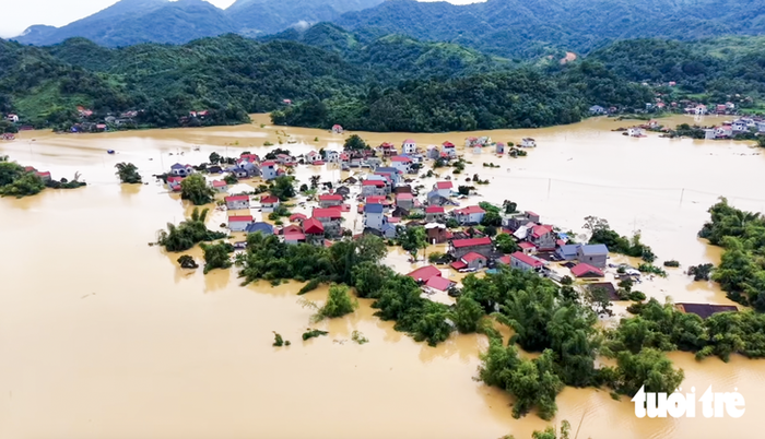 Thôn Nà Chùa nằm giữa biển nước mênh mông - Ảnh: HIẾU LÊ&nbsp;