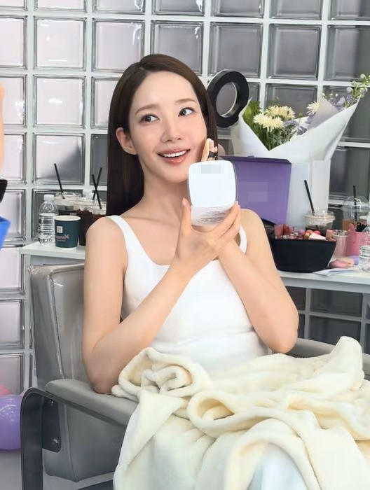 Park Min Young gây chú ý với vóc dáng gầy gò.