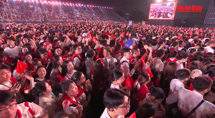 Màn fanchant ấn tượng nhất 'concert Quốc gia', ai nghe cũng rạo rực niềm tự hào dân tộc Ảnh 1