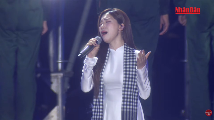 Hình ảnh Hòa Minzy trong concert Tổ Quốc Trong Tim.&nbsp;
