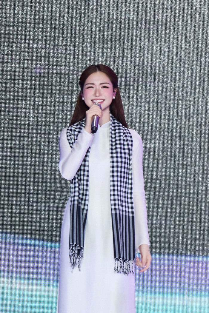 Hòa Minzy tiết lộ cảm xúc đặc biệt sau màn trình diễn tại concert Tổ Quốc Trong Tim Ảnh 5