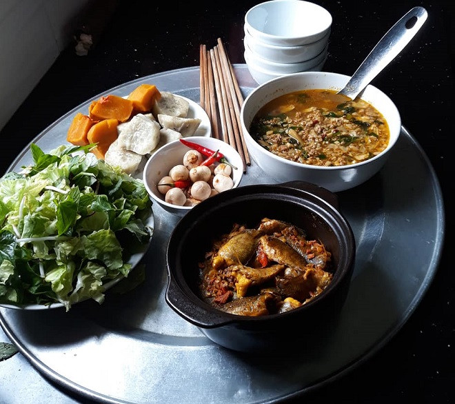 Bữa cơm chẳng cầu kỳ mà đậm đà tình quê. Ảnh: Nghệ ngữ