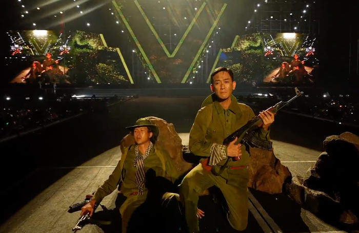 Hứa Vĩ Văn gây bất ngờ khi xuất hiện trên sân khấu concert Tổ Quốc Trong Tim.