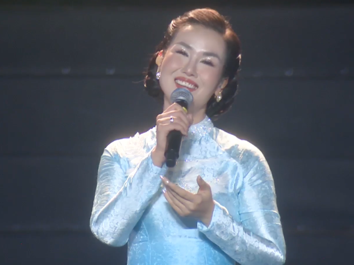 Võ Hạ Trâm là nữ ca sĩ thể hiện phần âm nhạc trong tiết mục này.