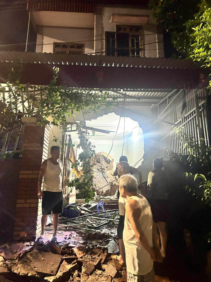 Lạng Sơn: Tảng đá lớn từ trên núi lăn xuống, lao thẳng vào nhà dân Ảnh 1