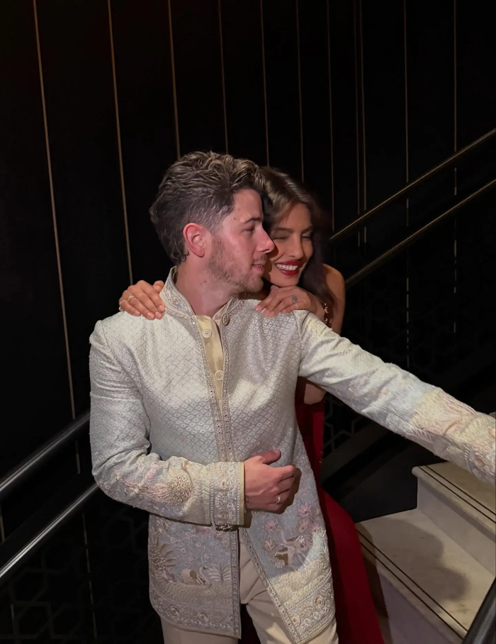 Priyanka Chopra và Nick Jonas kết hôn vào năm 2018 bằng một đám cưới xa hoa kéo dài nhiều ngày tại Ấn Độ.