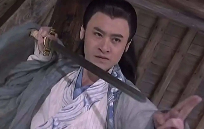 Mộ Dung Phục được xem là một trong những nhân vật có tham vọng lớn nhất Thiên Long Bát Bộ. Chàng dành phần lớn cuộc đời cho mục tiêu phục quốc, tìm kiếm sự ủng hộ và xây dựng thế lực. Vương Ngữ Yên từng là người đồng hành quan trọng, nhưng khi đứng trước lựa chọn giữa tình yêu và quyền lực, Mộ Dung Phục nhiều lần khiến nàng tổn thương. Đỉnh điểm là khi Mộ Dung Phục vì tham vọng mà dần đánh mất những người thực sự yêu thương mình. Cuối cùng, giấc mộng phục quốc không thành, còn Vương Ngữ Yên cũng rời khỏi cuộc đời chàng.