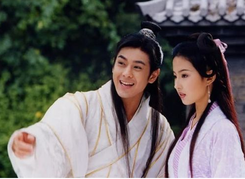 Đoàn Dự vốn là thế tử Đại Lý, có tính cách hiền lành, trọng tình cảm và không ham tranh giành quyền lực. Thế nhưng khi gặp Vương Ngữ Yên, chàng gần như lập tức bị cuốn hút. Vương Ngữ Yên sở hữu dung mạo tuyệt sắc, am hiểu võ học dù bản thân không phải cao thủ thực chiến. Đoàn Dự mê nàng đến mức nhiều lần bất chấp nguy hiểm để đi theo và bảo vệ người mình yêu. Điều đau lòng là Vương Ngữ Yên không dành tình cảm cho Đoàn Dự. Trong mắt nàng, Mộ Dung Phục mới là người quan trọng nhất.